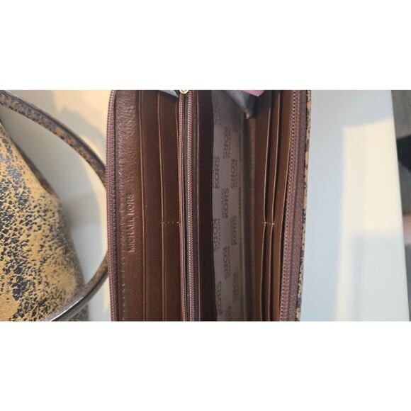 Michael Kors Distressed Hamilton Purse And Wallet - Picture 13 of 17